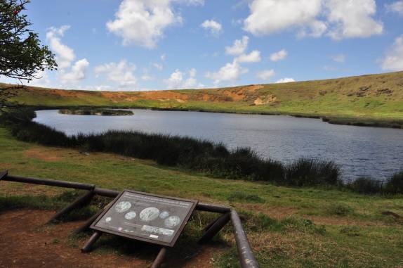 O lago na cretera de Rano raraku, um dos vulcões de Rapa Nui (ou Ilha de Páscoa), território chileno no meio do Oceano Pacífico